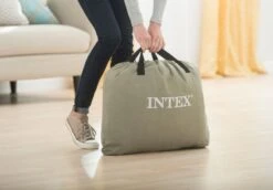 Intex Comfort Plush Hoog Luchtbed - Queensize - Ingebouwde Elektrische Pomp -Buitenleven Winkel 1320 1900 64414 inuse1 2017 300