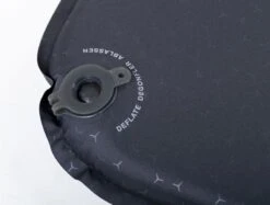Exped SIM 3.8 LW Zelfopblazende Slaapmat -Buitenleven Winkel 1441 1900 sim black valve close 1